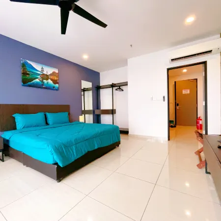 GYDEN STAYCATION #Straits Suites & Residences Отели рядом с достопримечательностью «Пляж Lido»
