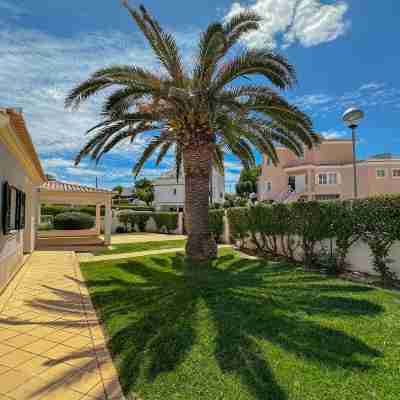 BnB Homes Villa Verde - swimming pool, marina view, BBQ and games room, garden Hotel Exterior