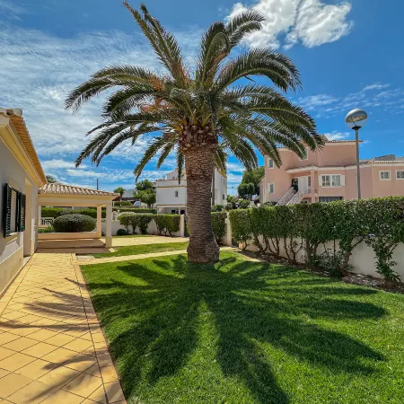 BnB Homes Villa Verde - swimming pool, marina view, BBQ and games room, garden