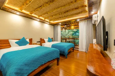 Floral Hotel·Shennongjia Yunshan Lake Guest Hotel (Dajiuhu Pingqian Town Branch)