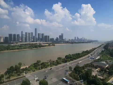 Golden Ju Hotel (Wuyi Square South Gate Subway Station) Отели рядом с достопримечательностью «Фейерверк Чжоу Цзы»