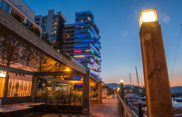 特羅亞濱海公寓-特輯集團