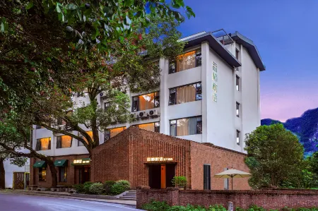 Guilin Yangshuo Xiangzhangshuyu Art Hotel (Yulonghe Jiuxian Wharf Branch) Отели рядом с достопримечательностью «Yulong Bridge»