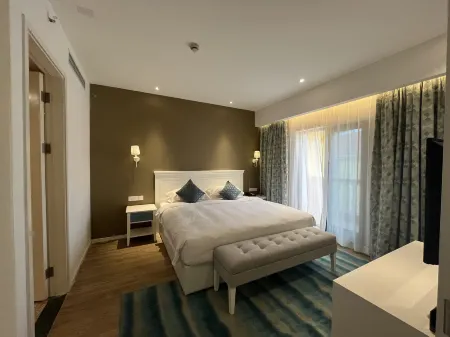 Barcelona International Resort Shanghai Отели рядом с достопримечательностью «Shanghai International Studies University (Wenxiang Road)»