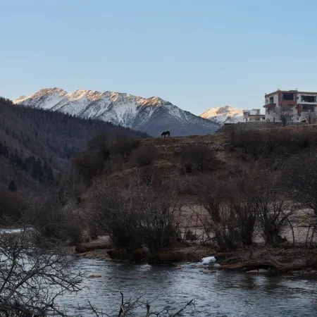 Siguniang Mountain Yangwangxingkong Snow Mountain Hotel[The best spot to view snow-capped mountains]