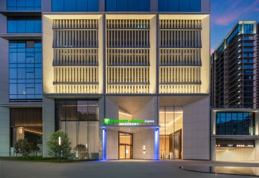 홀리데이 인 익스프레스의 뷔페 조식 공간