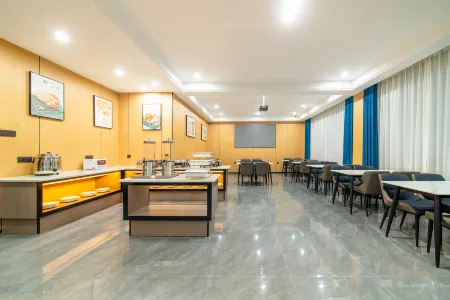 Lido Hotel (Wuchuan Aoyuan Plaza No. 3 Middle School)