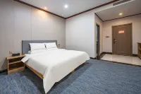 Junyi Chain Hotel (Zhongdou Dajie) Hotels near Taizi Lingzong Tower