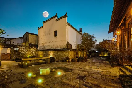 Wuhuatang Boutique Hostel Отели рядом с достопримечательностью «Yancun Ancient Building Complex in Ming and Qing Dynasties»