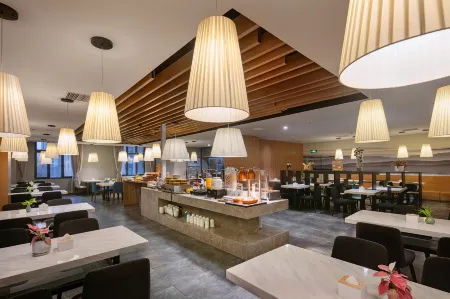 QIANNA HOTEL FINE (Luoyang Peony Plaza Wanda Branch) Отели рядом с достопримечательностью «Хэнаньский университет науки и техники (Канъюаньский район)»