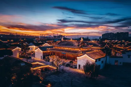 Floral Lux Hotel· Shaoxing Hemu Fossil Private Collection Museum Hotel Отели рядом с достопримечательностью «Bank of China»