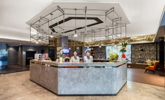 Wanhe Zhizhen Hotel (Shanghai Sun Moonlight Dapuqiao Subway Station)