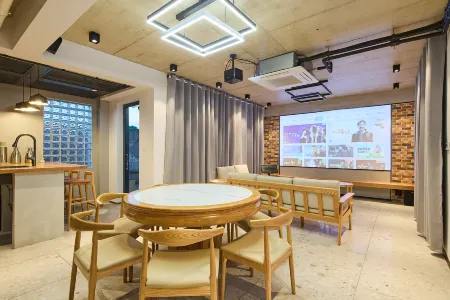 Floral Hotel· Shanghai Longda Oil Car Rural Hotel Отели рядом с достопримечательностью «Donglin Temple»