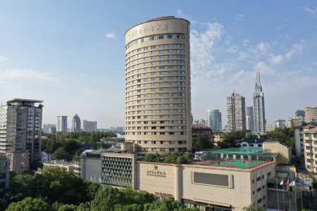 Nanjing Grand Hotel Отели рядом с достопримечательностью «Qingliang Temple»