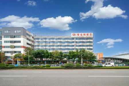 Vienna Hotel (Shenzhen Fuyong Metro Station)