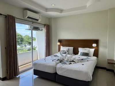 Chaophayathara Riverside Hotel Hoteles cerca de Wat Song Phi Nong