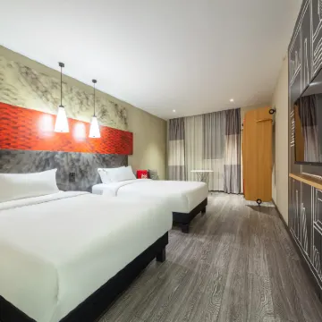 Ibis Hotel (Nanchang Tengwangge Longevity Palace) Hotels near Xihu