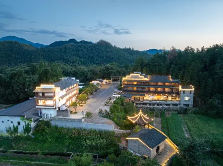 Floral Hotel · shuilushan residential hotel  (Wuyuan) Отели рядом с достопримечательностью «Wuyuan Huangling»