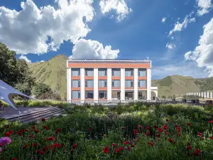 Wolian Huayin Hotel in Xinduqiao