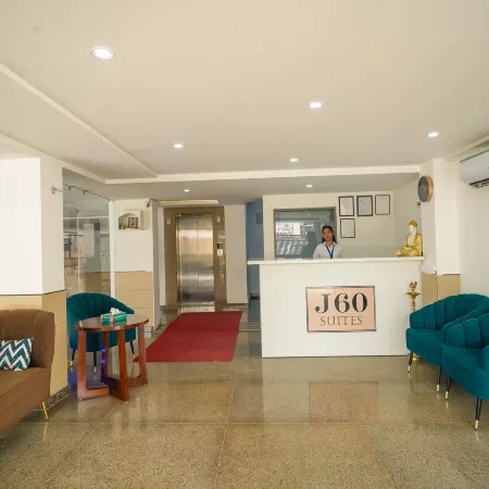 J60 Suites, Ashok Vihar - Near Netaji Subhash Place Отели рядом с достопримечательностью «Северный Дели»