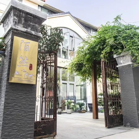 Kaifeng Moran Homestay (Wansui Mountain Da Song Wuxia City) Отели в г. Кайфэн