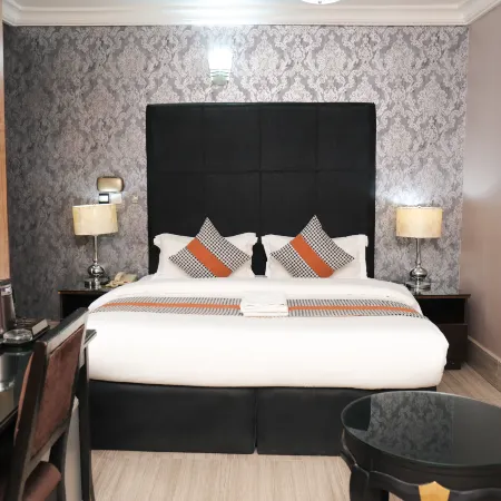 The Cromwell Courtyard Hotel