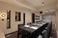 帕瑞思·摩卡酒店colorfullifehasmorethanside（椒江康平路店）