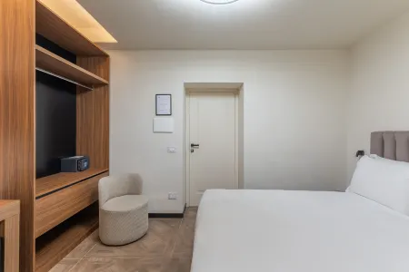 59 Steps Trevi Отели рядом с достопримечательностью «Санта-Мария-ин-Виа»