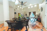 Batu Pahat Santalia Pool Villa 4BR 12pax Hotel di Yong Peng