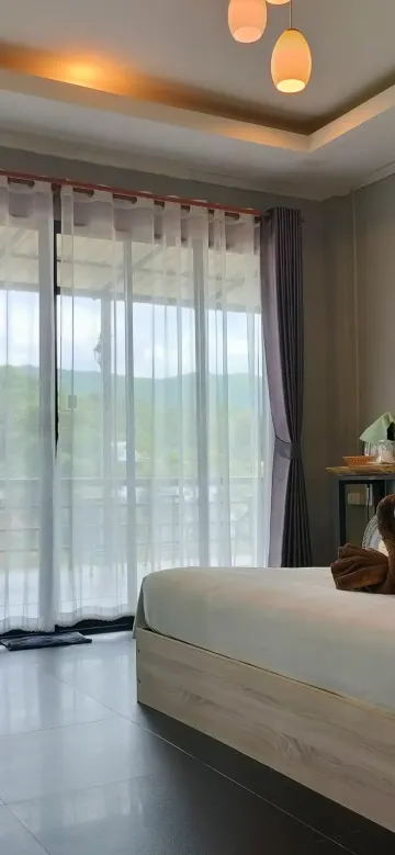 ดีลักซ์เตียงใหญ่ พร้อมระเบียงวิวภูเขาและแม่น้ำ