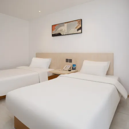 Ruiji Select Hotel (Zhenjiang Railway Station, Xijin Ferry)