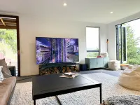 Amongst the pines | 2 bedroom bach | Stellar Views - ヴィラ