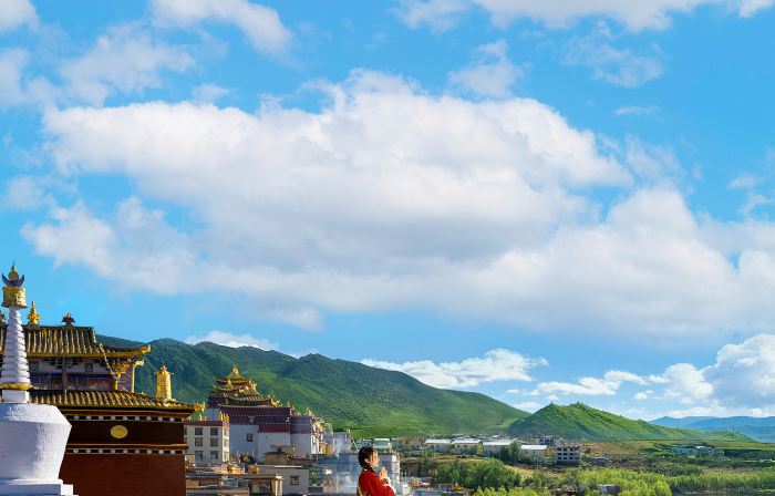 Songzanlinli | Snow Mountain & Lake • Temple View Manor (Inside Songzanlin Monastery Scenic Area)