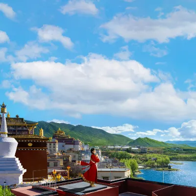 松贊林裡雪山湖泊景觀民宿（香格里拉松贊林寺景區內店） 噶丹松贊林寺附近的飯店