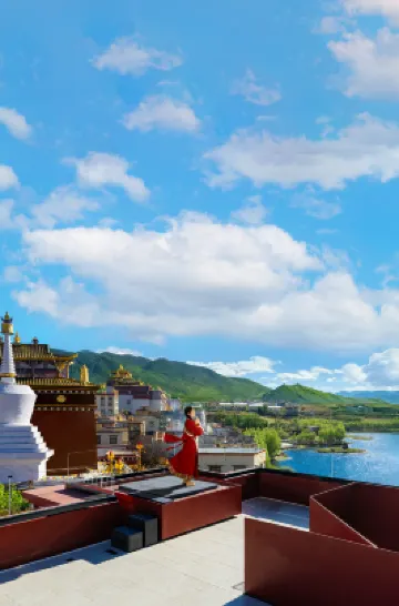 松贊林裏雪山湖泊景觀ホテル（香格里拉松贊林寺観光地內）