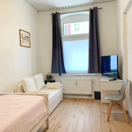 Düsseldorf City Center 2-Bedroom Apartment with Kitchen