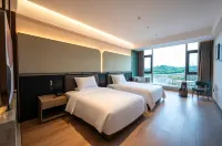 Yunlu Holiday Hotel (Huaibei Old Power Plant Kuiniu Sky Street) - parking