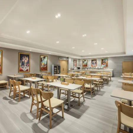 Vienna  Hotel（Pubei Investment Building Aoyuan Square）