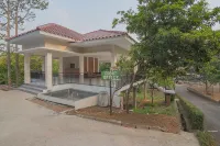 RedDoorz Plus @ Hotel Negeri Baru Lodaya Puncak - parking