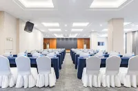 Wyndham Haofeng Hotel in Kaiyuan - parking