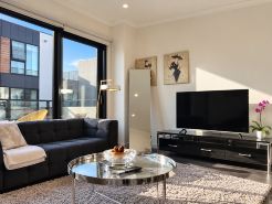 Contemporary 3BR Townhouse & Parking | CBD & Beach Nearby