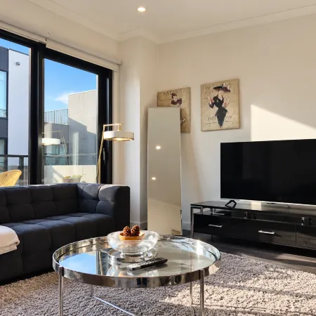 Contemporary 3BR Townhouse & Parking | CBD & Beach Nearby
