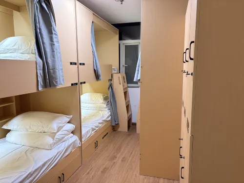 Balcony Meet International Youth Hostel (Foshan Zumiao Subway Station Branch) - Hostels