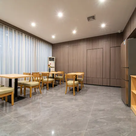 Kaman Hotel (Huazhou Bei'an Bus Station Zhouxuan Branch)