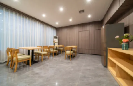 Kaman Hotel (Huazhou Bei'an Bus Station Zhouxuan Branch)