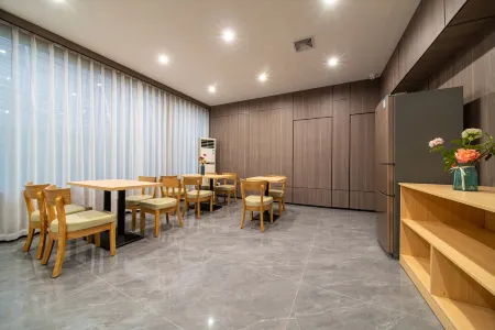 Kaman Hotel (Huazhou Bei'an Bus Station Zhouxuan Branch) Отели в г. Хуачжоу