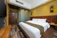 Wayalu Theme Hotel (Forest Lake Branch on March 3rd Avenue, Wuzhishan)