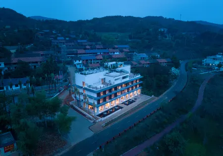 MUNI MUNI Dongjianghu Resort Отели в г. Цзысин