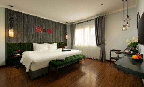 La Mejor Hotel & Sky Bar