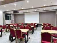 May Hot Spring Hotel (Zhoukou Railway Station Huanghuai Market)